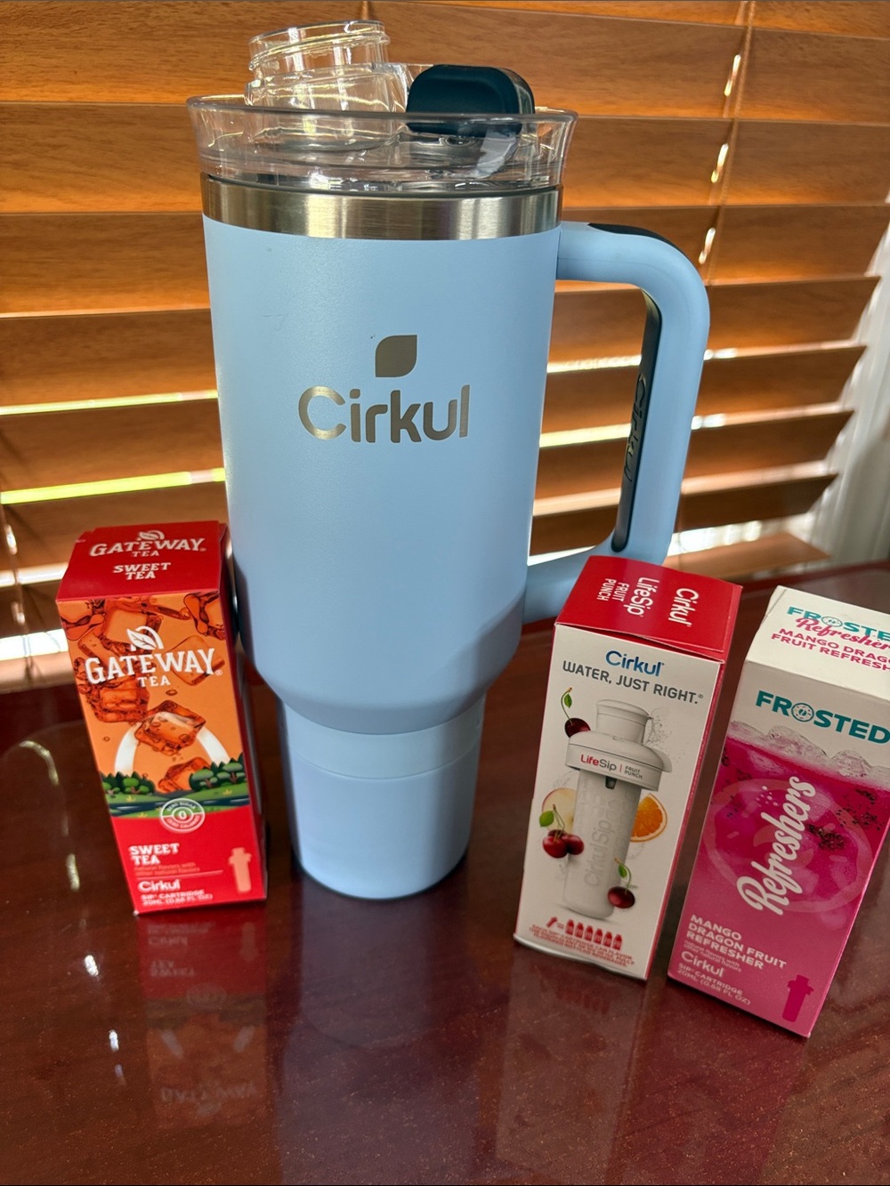 Cirkul Light Blue Insulated Travel Mug with Handle w/ 3 sip cartridges.